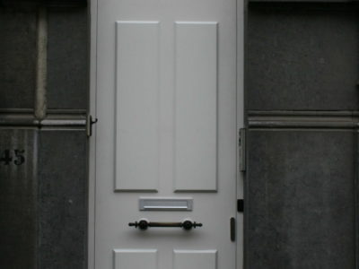 Menuiserie métallique sur une porte d'entrée